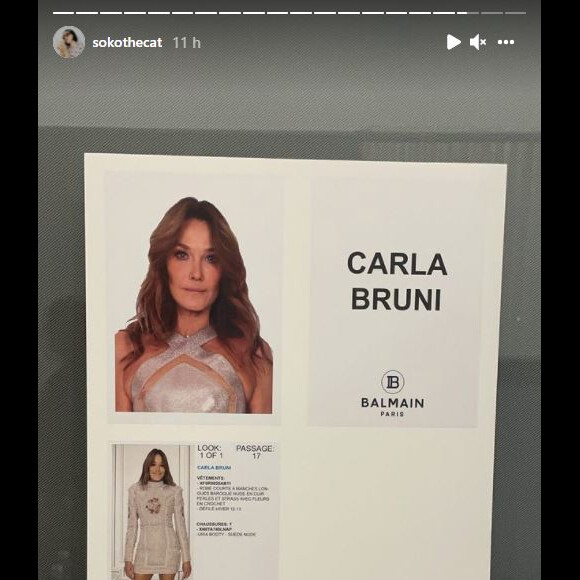 Le look de Carla Bruni filmé par la chanteuse Soko lors du défilé Balmain (collection printemps-été 2022) à Paris. Le 29 septembre 2021.