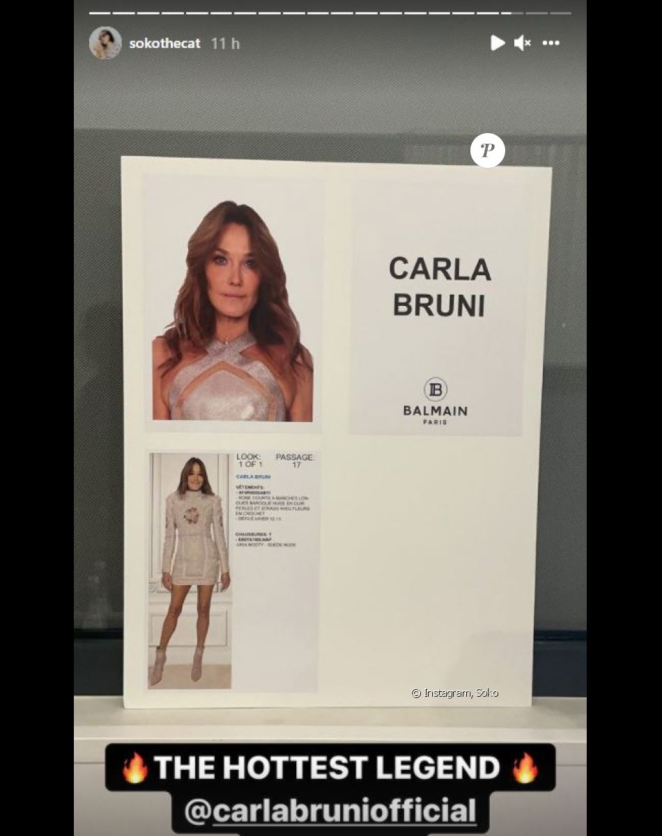 Le look de Carla Bruni filmé par la chanteuse Soko lors du défilé Balmain (collection printemps-été 2022) à Paris. Le 29 septembre 2021.