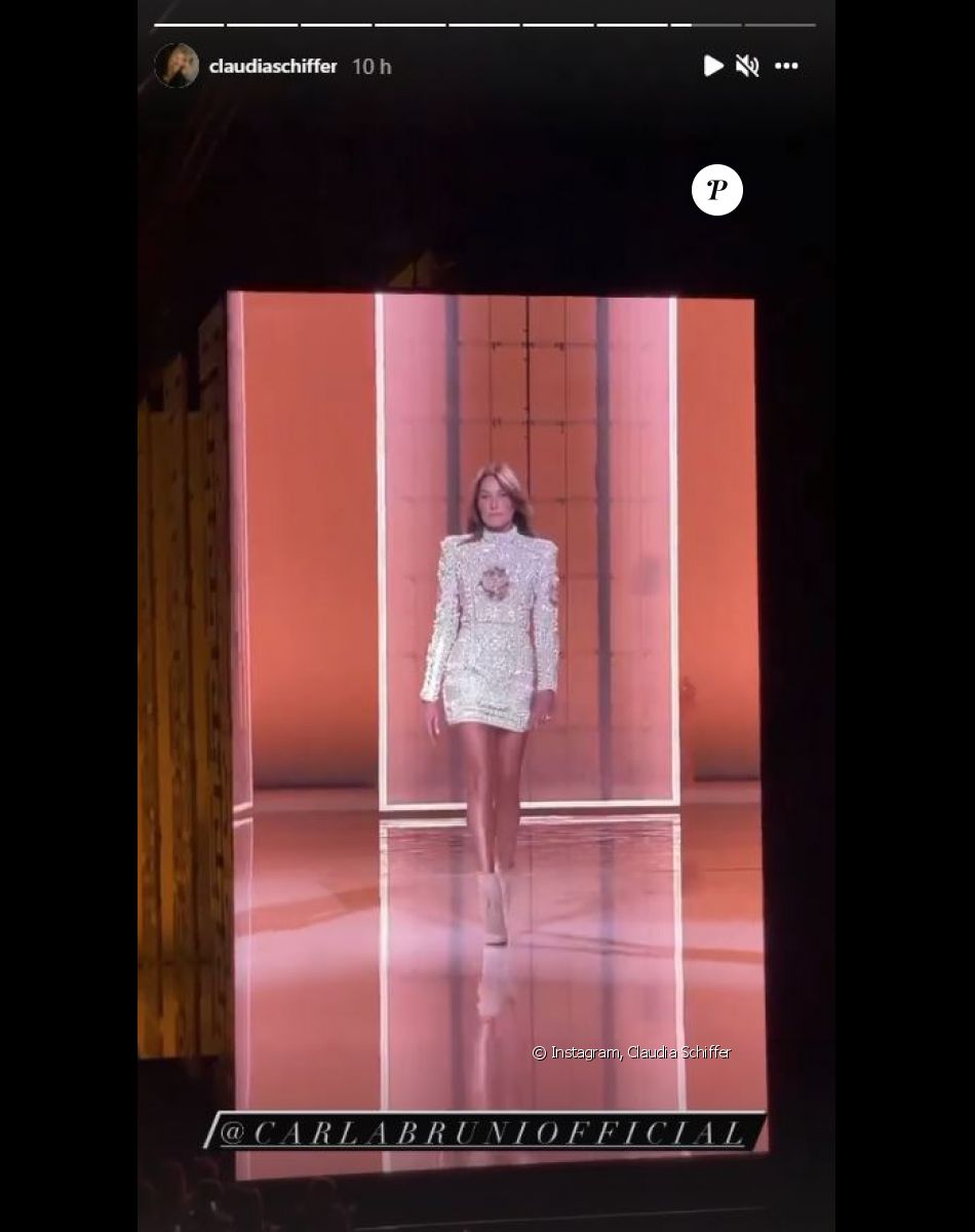 Carla Bruni filmée par Claudia Schiffer lors du défilé Balmain (collection printemps-été 2022) à Paris. Le 29 septembre 2021.