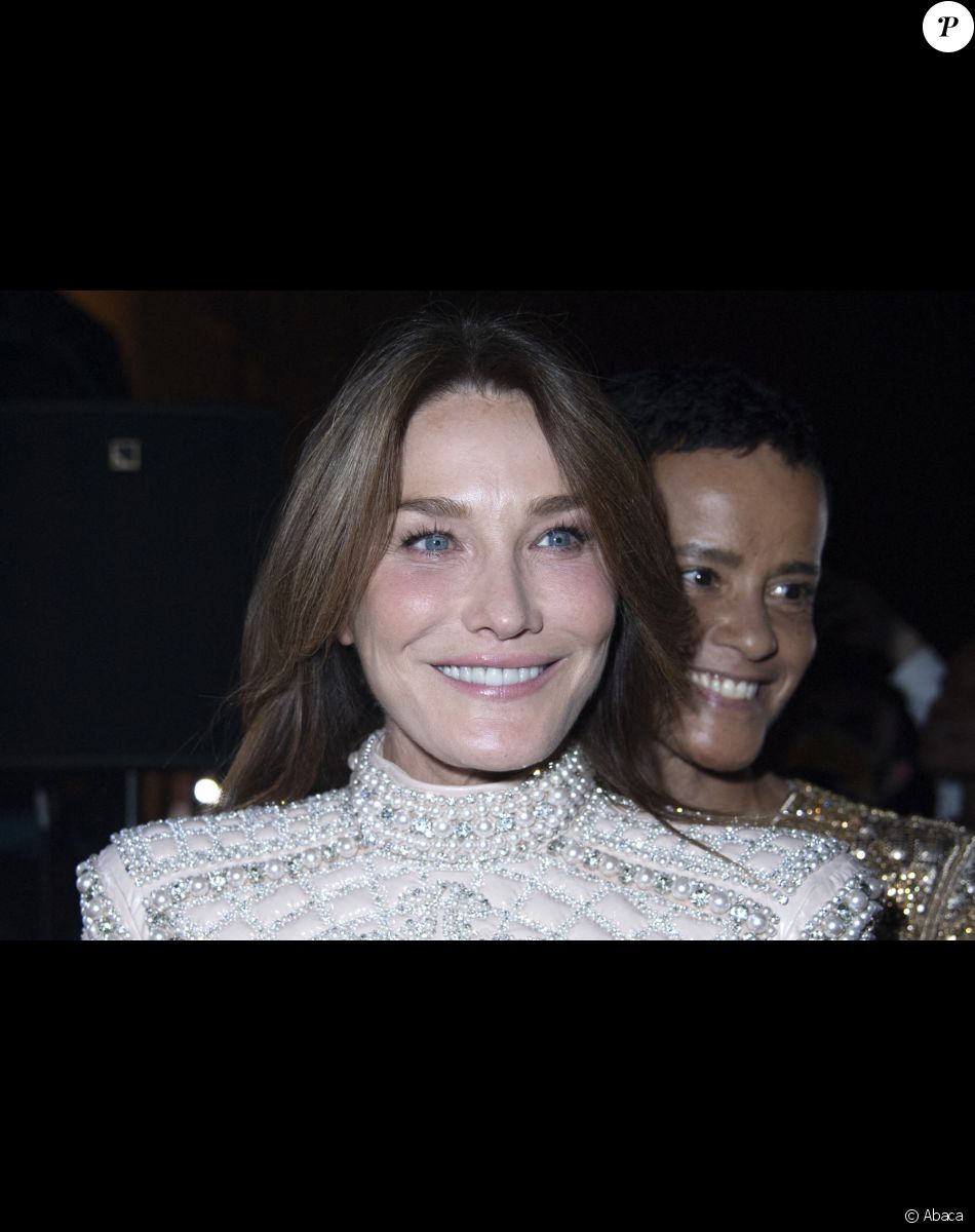 Carla Bruni dans les coulisses du défilé Balmain à La Seine Musicale. Boulogne-Billancourt, le 29 septembre 2021.