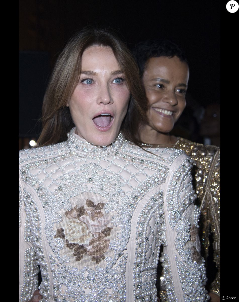 Carla Bruni dans les coulisses du défilé Balmain à La Seine Musicale. Boulogne-Billancourt, le 29 septembre 2021.
