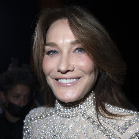Carla Bruni dans les coulisses du défilé Balmain à La Seine Musicale. Boulogne-Billancourt, le 29 septembre 2021.