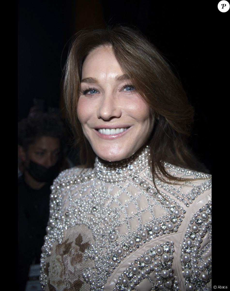 Carla Bruni dans les coulisses du défilé Balmain à La Seine Musicale. Boulogne-Billancourt, le 29 septembre 2021.