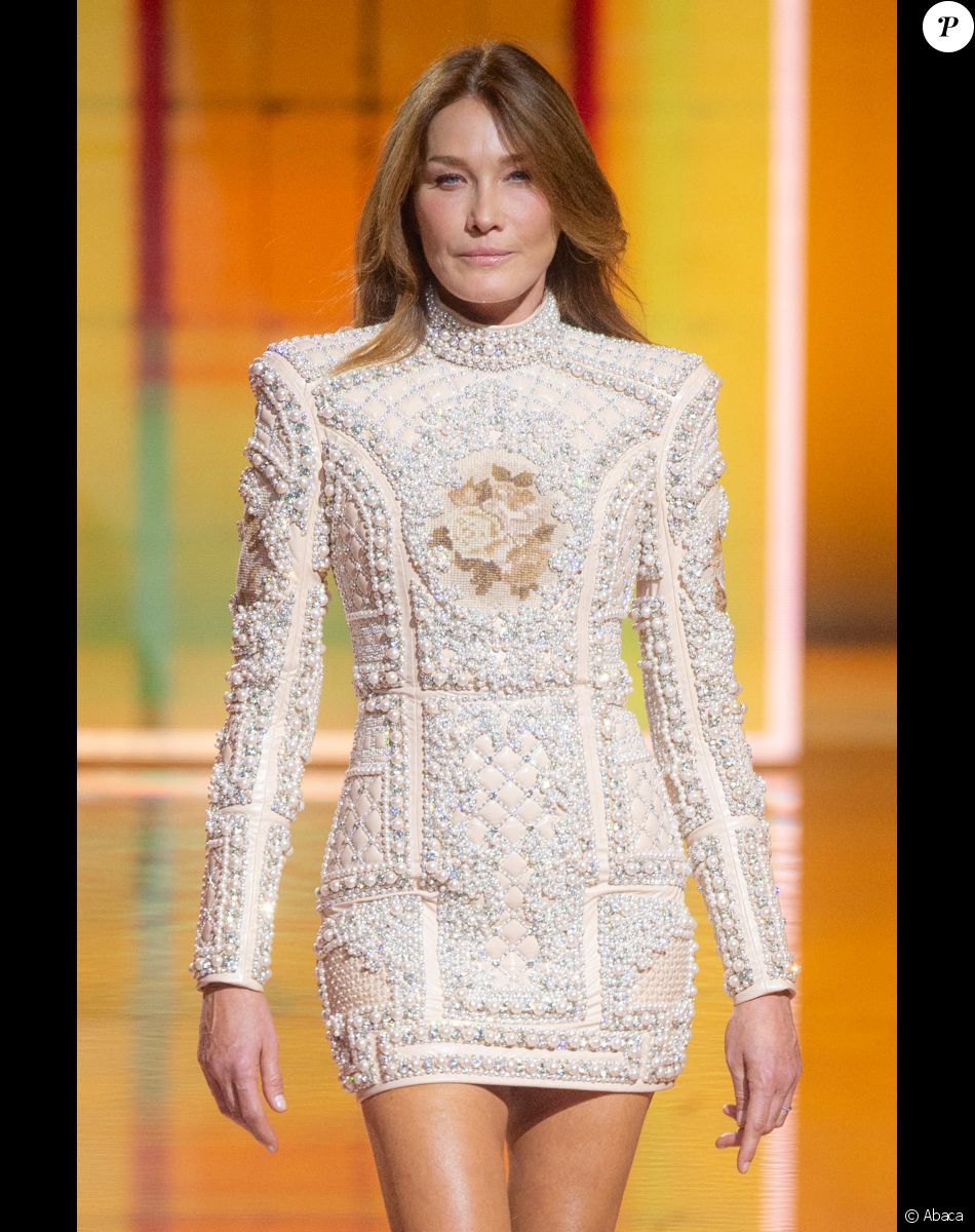 Carla Bruni défile pour Balmain (collection printemps-été 2022) à La Seine Musicale. Boulogne-Billancourt, le 29 septembre 2021.