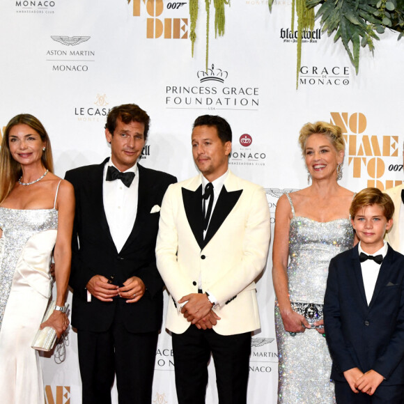 Chriis Moore en famille, Cary Joji Fukunaga, le réalisateur du film, le prince Albert II de Monaco et Sharon Stone durant l'avant première du dernier James Bond " No Time To Die" au Casino de Monaco, le 29 septembre 2021. © Bruno Bebert/Bestimage