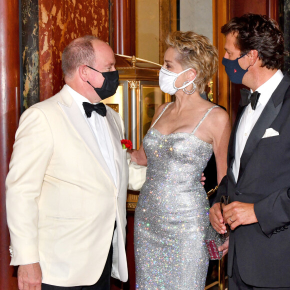 Le prince Albert II de Monaco, Sharon Stone et Christian Moore durant l'avant première du dernier James Bond " No Time To Die" au Casino de Monaco, le 29 septembre 2021. © Bruno Bebert/Bestimage
