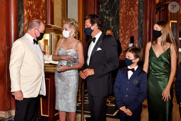 Le prince Albert II de Monaco, Sharon Stone et Christian Moore en famille durant l'avant première du dernier James Bond " No Time To Die" au Casino de Monaco, le 29 septembre 2021. © Bruno Bebert/Bestimage