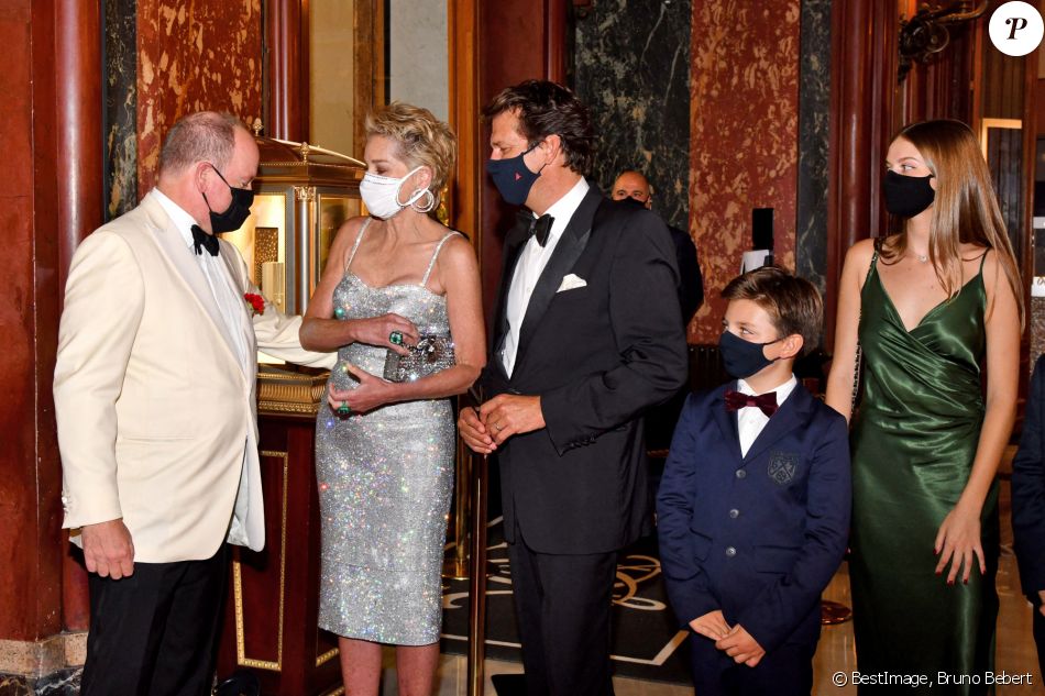 Le prince Albert II de Monaco, Sharon Stone et Christian Moore en famille durant l'avant première du dernier James Bond " No Time To Die" au Casino de Monaco, le 29 septembre 2021. © Bruno Bebert/Bestimage