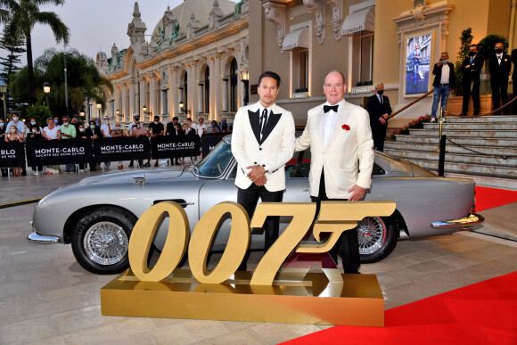 Le prince Albert II de Monaco et Cary Joji Fukunaga, le réalisateur du film, durant l'avant première du dernier James Bond " No Time To Die" au Casino de Monaco, le 29 septembre 2021. © Bruno Bebert/Bestimage