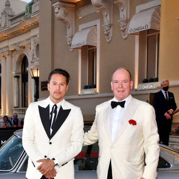 Le prince Albert II de Monaco et Cary Joji Fukunaga, le réalisateur du film, durant l'avant première du dernier James Bond " No Time To Die" au Casino de Monaco, le 29 septembre 2021. © Bruno Bebert/Bestimage