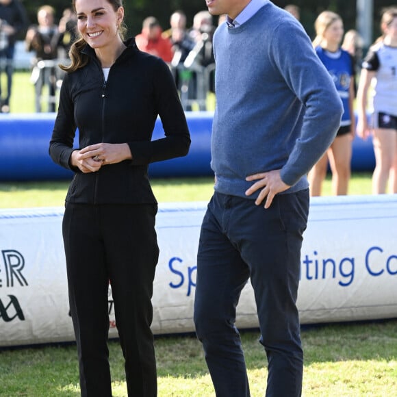 Le prince William, duc de Cambridge, et Catherine (Kate) Middleton, duchesse de Cambridge, visitent le clud de Rugby, City of Derry R.F.C. à Londonderry, Royaume Uni, le 29 septembre 2021.