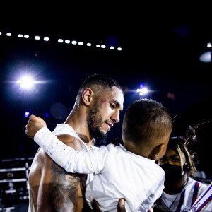 Tony Yoka (Fra) et son second fils Magomed - Tony Yoka s'impose par K.O. au 7ème round face à Petar Milas lors du gala de boxe "La Conquête" au stade Roland Garros à Paris le 10 septembre 2021. © JB Autissier / Panoramic / Bestimage