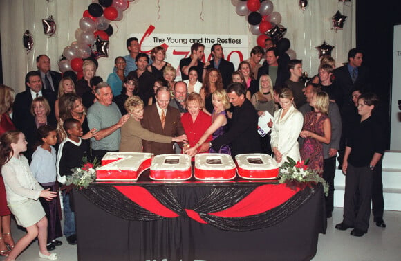 Les acteurs de la série emblématique "Les Feux de l'amour" fêtent la diffusion de leur 7000e épisode.