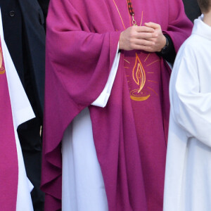 Tony Scotti, Jean-Jacques Debout, Sylvie Vartan, David Hallyday, Laura Smet, le père Guy Gilbert, Mgr Benoist de Sinety - Sorties de l'église de la Madeleine après les obsèques de Johnny Hallyday à Paris le 9 décembre 2017. © Veeren / Bestimage