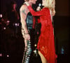 Johnny Hallyday fête ses 50 ans lors d'un concert au Parc des Princes en 1993, avec Sylvie Vartan. 