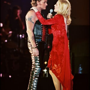 Johnny Hallyday fête ses 50 ans lors d'un concert au Parc des Princes en 1993, avec Sylvie Vartan. 