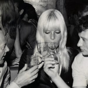 Johnny Hallyday fête l'anniversaire de Sylvie Vartan dans un nightclub à Paris. Le 18 août 1967 © Keystone Press Agency / Zuma Press / Bestimage