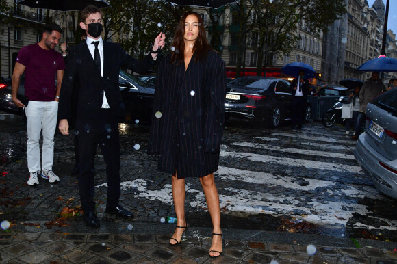 Irina Shayk arrive à la soirée "Vogue Paris fête ses 100 ans" au Palais Galliera. Paris, le 1er octobre 2021. © Tiziano Da Silva-Pierre Perusseau/Bestimage