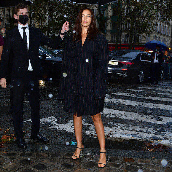 Irina Shayk arrive à la soirée "Vogue Paris fête ses 100 ans" au Palais Galliera. Paris, le 1er octobre 2021. © Tiziano Da Silva-Pierre Perusseau/Bestimage