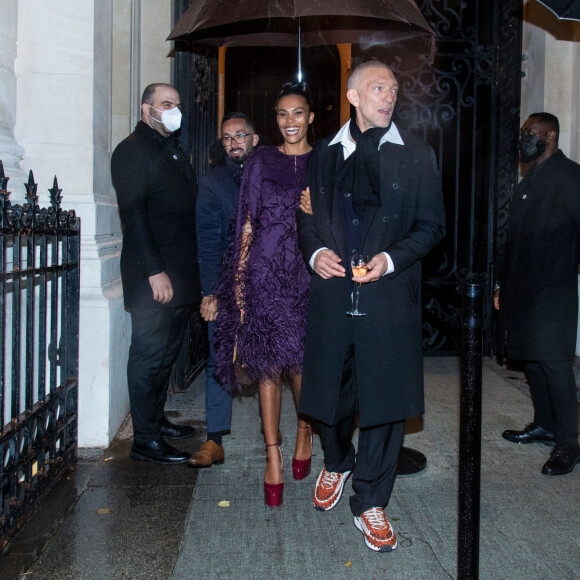 Tina Kunakey et Vincent Cassel à la sortie de la soirée "Vogue Paris fête ses 100 ans" au Palais Galliera à Paris, France, le 1er octobre 2021. © Tiziano Da Silva-Pierre Perusseau/Bestimage
