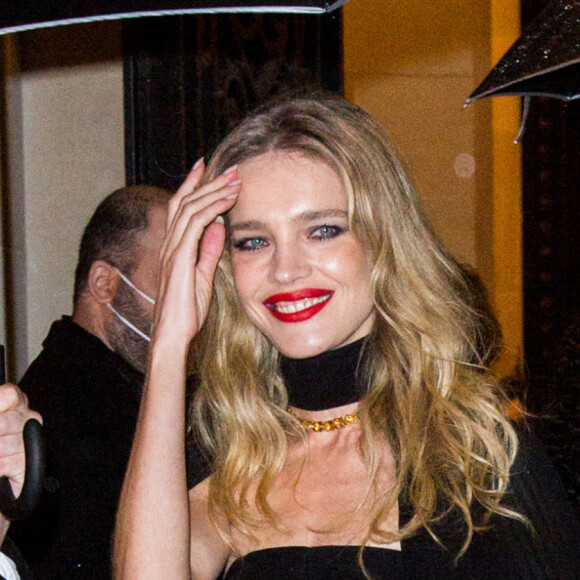 Natalia Vodianova à l'issue de la soirée "Vogue Paris fête ses 100 ans" au Palais Galliera. Paris, le 1er octobre 2021.