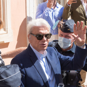 Bernard Tapie et sa femme Dominique - Mariage civil de Sophie Tapie et Jean-Mathieu Marinetti à la mairie de Saint-Tropez en présence de leurs parents et de la famille le 20 août 2020. 