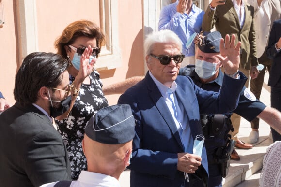 Bernard Tapie et sa femme Dominique - Mariage civil de Sophie Tapie et Jean-Mathieu Marinetti à la mairie de Saint-Tropez en présence de leurs parents et de la famille le 20 août 2020. 