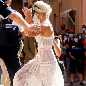 Mariage civil de Sophie Tapie et Jean-Mathieu Marinetti à la mairie de Saint-Tropez en présence de leurs parents et de la famille le 20 août 2020.