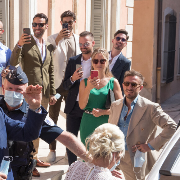 Bernard Tapie et sa femme Dominique - Mariage civil de Sophie Tapie et Jean-Mathieu Marinetti à la mairie de Saint-Tropez en présence de leurs parents et de la famille le 20 août 2020.  