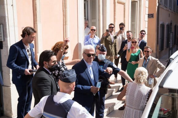 Bernard Tapie et sa femme Dominique - Mariage civil de Sophie Tapie et Jean-Mathieu Marinetti à la mairie de Saint-Tropez en présence de leurs parents et de la famille le 20 août 2020.  