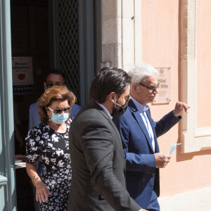 Bernard Tapie et sa femme Dominique - Mariage civil de Sophie Tapie et Jean-Mathieu Marinetti à la mairie de Saint-Tropez en présence de leurs parents et de la famille le 20 août 2020.  