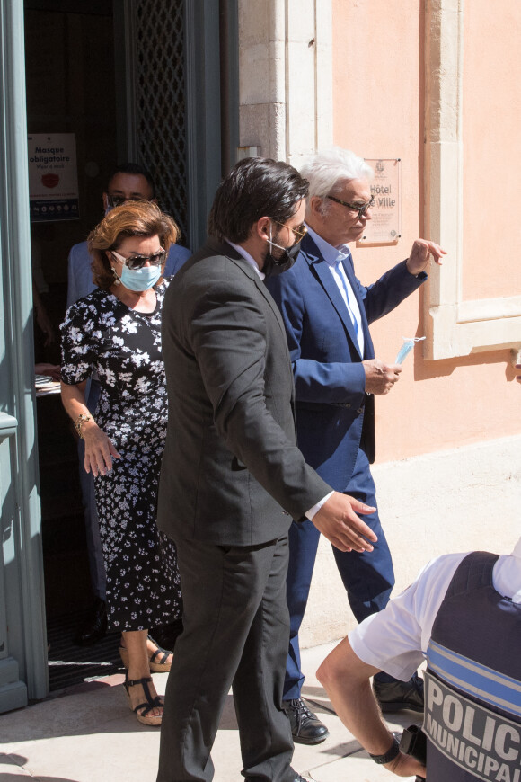 Bernard Tapie et sa femme Dominique - Mariage civil de Sophie Tapie et Jean-Mathieu Marinetti à la mairie de Saint-Tropez en présence de leurs parents et de la famille le 20 août 2020.  