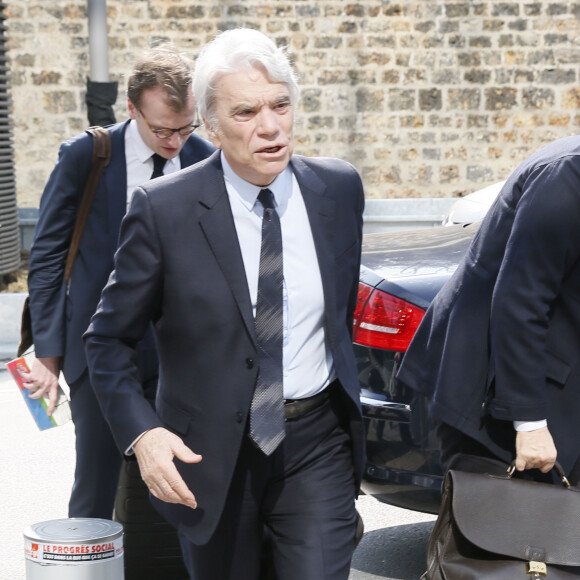 Bernard Tapie arrive au tribunal accompagné par son avocat Hervé Témime à Paris le 1er avril 2019.