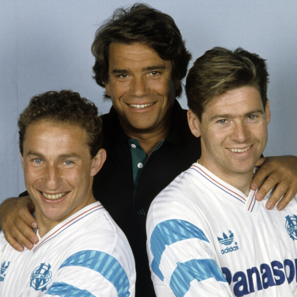 En France, à Paris, Bernard Tapie entouré de Chris Waddle et Jean-Pierre Papin en mai 1991.
