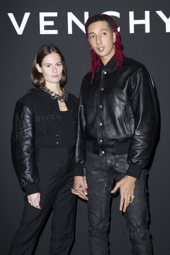 Le rappeur Ghali et une amie assistent au défilé Givenchy collection prêt-à-porter printemps-été 2022 à la Paris La Défense Arena. Nanterre, le 3 octobre 2021. © Olivier Borde/Bestimage