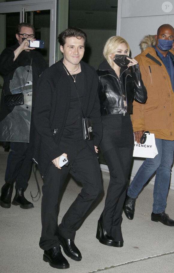 Exclusif - Brooklyn Beckham et Nicola Ann Peltz arrivent à la Paris La Défense Arena pour assister au défilé de mode printemps-été 2022 "Givenchy". Nanterre, le 3 octobre 2021.
