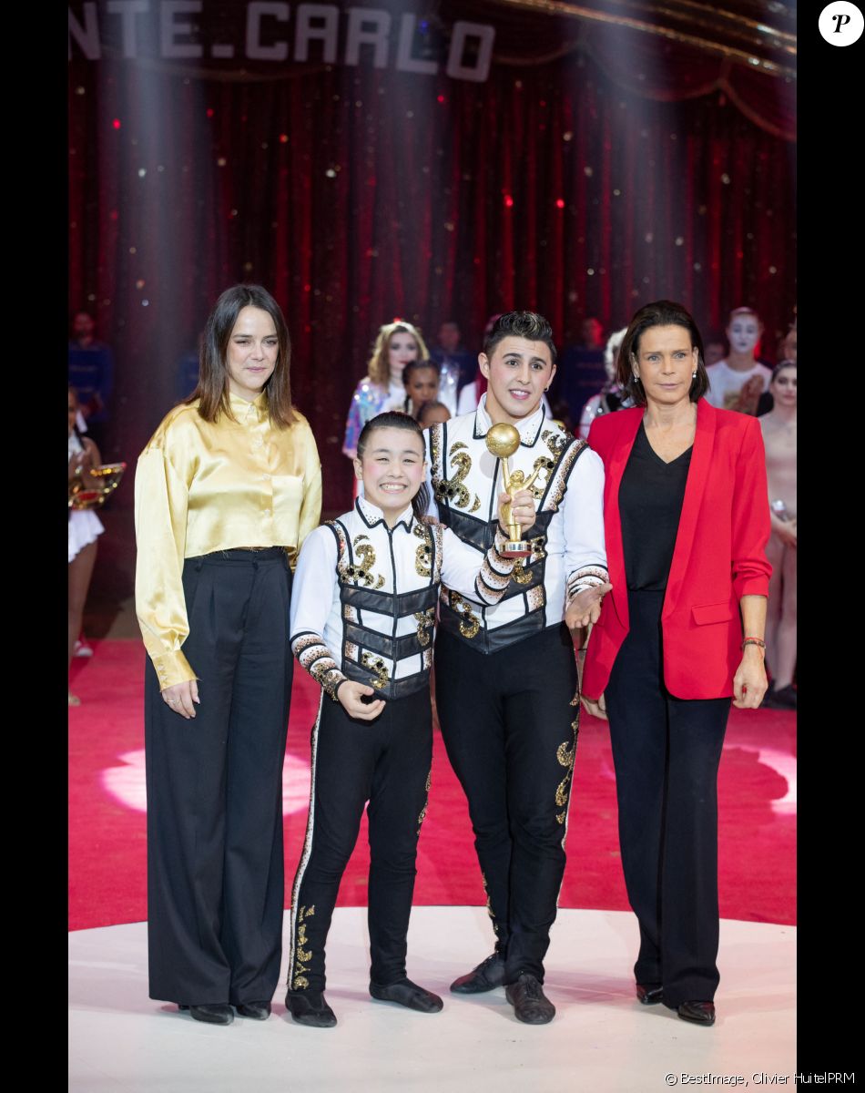 Exclusif - La princesse Stéphanie de Monaco et Pauline Ducruet remettent le trophée "Golden Junior" aux frères Martinez - Dernière représentation suivie de la remise des prix de la 9ème édition de la "New Generation" à Monaco le 2 février 2020. © Olivier HuitelPRM/Bestimage