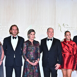 Roisin Galvin Wittstock, Andréa Casiraghi, sa mère la princesse Caroline de Hanovre, le prince Albert II de Monaco, Pauline Ducruet, son compagnon Maxime Giaccardi et Gareth Wittstock - Soirée du 5ème " Monte-Carlo Gala for Planetary Health " au Palais de Monaco, le 23 septembre 2021. © Bruno Bebert / Bestimage