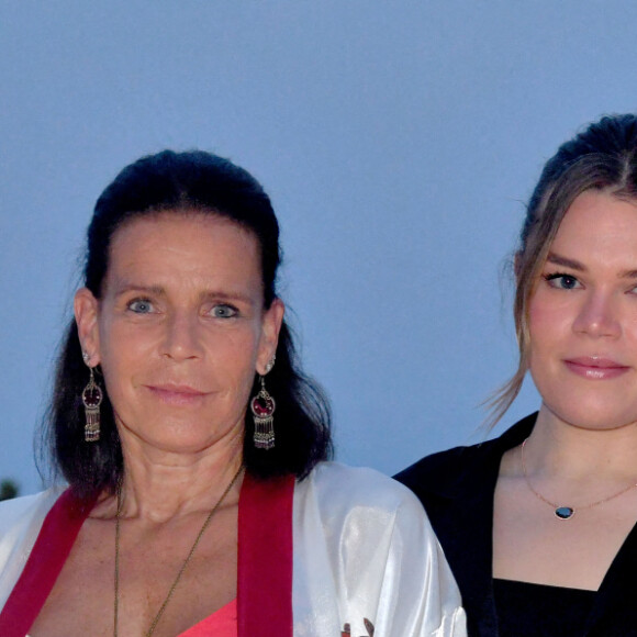Pauline Ducruet, la princesse Stéphanie de Monaco, Camille Gottlieb et Louis Ducruet durant la traditionnelle soirée d'été de Fight Aids Monaco au Sporting Club de Monaco, le 24 juillet 2021. © Bruno Bebert/PRM/Bestimage