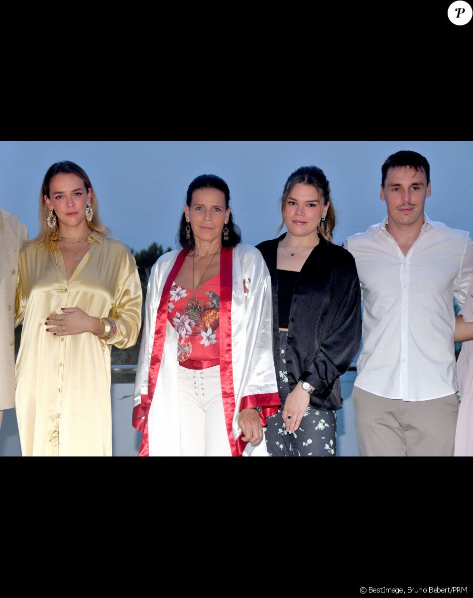 Pauline Ducruet, la princesse Stéphanie de Monaco, Camille Gottlieb et Louis Ducruet durant la traditionnelle soirée d'été de Fight Aids Monaco au Sporting Club de Monaco, le 24 juillet 2021. © Bruno Bebert/PRM/Bestimage