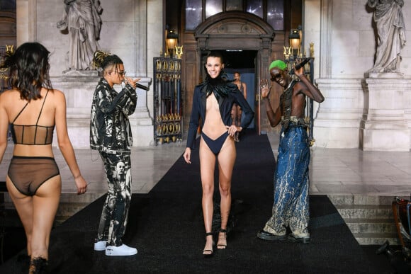 Lala & ce et Le Diouck lors du défilé de mode Etam Live Show 2021 à l'Opéra Garnier à Paris en marge de la fashion week PAP printemps/été 2022 le 4 octobre 2021.
