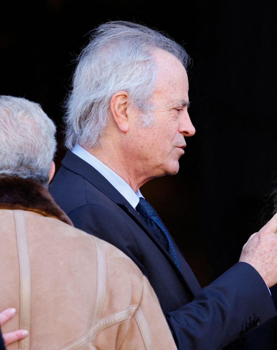 Franz-Olivier Giesbert, Didier Barbelivien et sa femme Laure - Arrivées à la messe funéraire en hommage à Bernard Tapie en l'église Saint-Germain-des-Prés à Paris. Le 6 octobre 2021 © Jacovides-Moreau / Bestimage