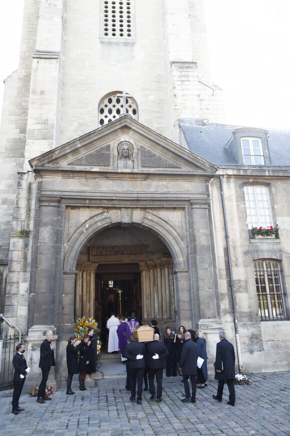 Illustration - Arrivées à la messe funéraire en hommage à Bernard Tapie en l'église Saint-Germain-des-Prés à Paris. Le 6 octobre 2021 © Jacovides-Moreau / Bestimage