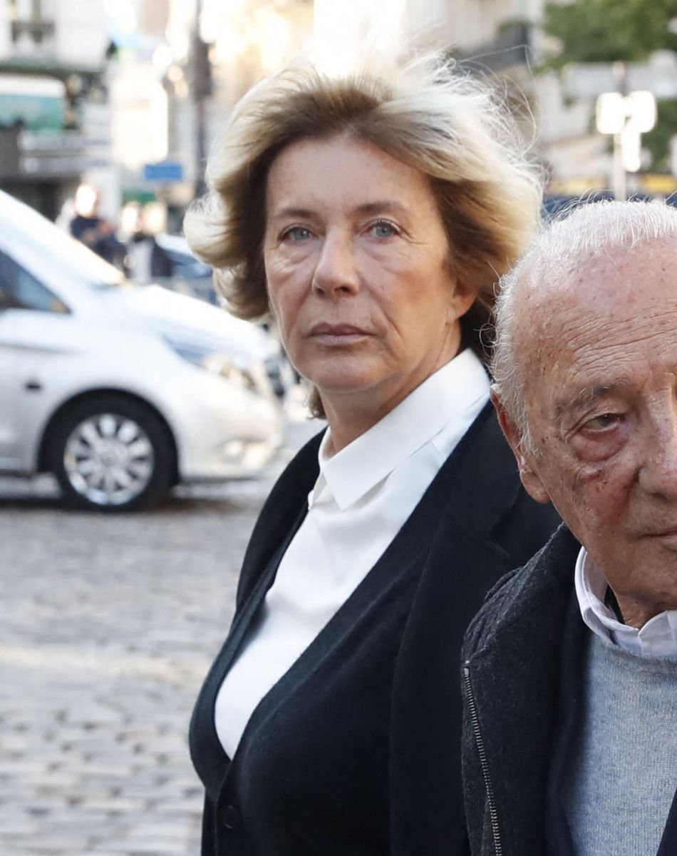 Jacques Seguela et sa femme Sophie Vinson - Arrivées à la messe funéraire en hommage à Bernard Tapie en l'église Saint-Germain-des-Prés à Paris. Le 6 octobre 2021 © Jacovides-Moreau / Bestimage