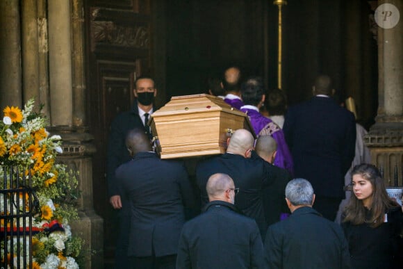 Illustration (cercueil) - Arrivées à la messe funéraire en hommage à Bernard Tapie en l'église Saint-Germain-des-Prés à Paris. Le 6 octobre 2021 © Jacovides-Moreau / Bestimage