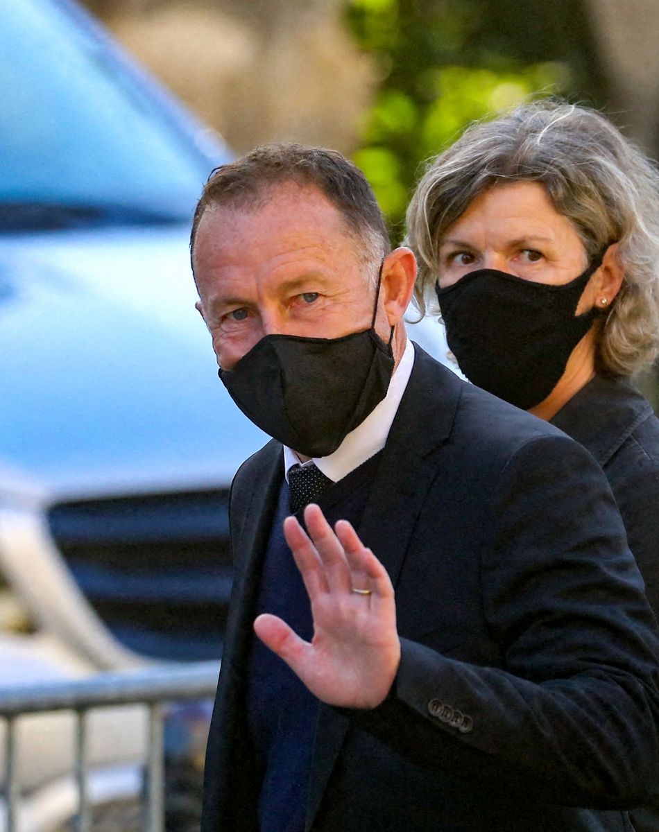 Jean-Pierre Papin et sa femme Florence - Arrivées à la messe funéraire en hommage à Bernard Tapie en l'église Saint-Germain-des-Prés à Paris. Le 6 octobre 2021 © Jacovides-Moreau / Bestimage