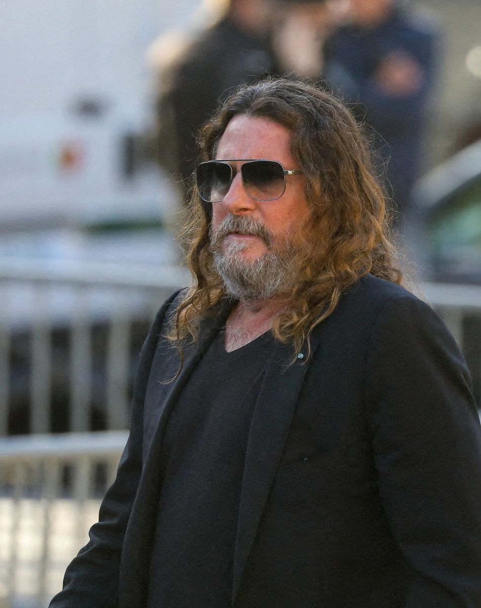 Jacques-Antoine Granjon - Arrivées à la messe funéraire en hommage à Bernard Tapie en l'église Saint-Germain-des-Prés à Paris. Le 6 octobre 2021 © Jacovides-Moreau / Bestimage