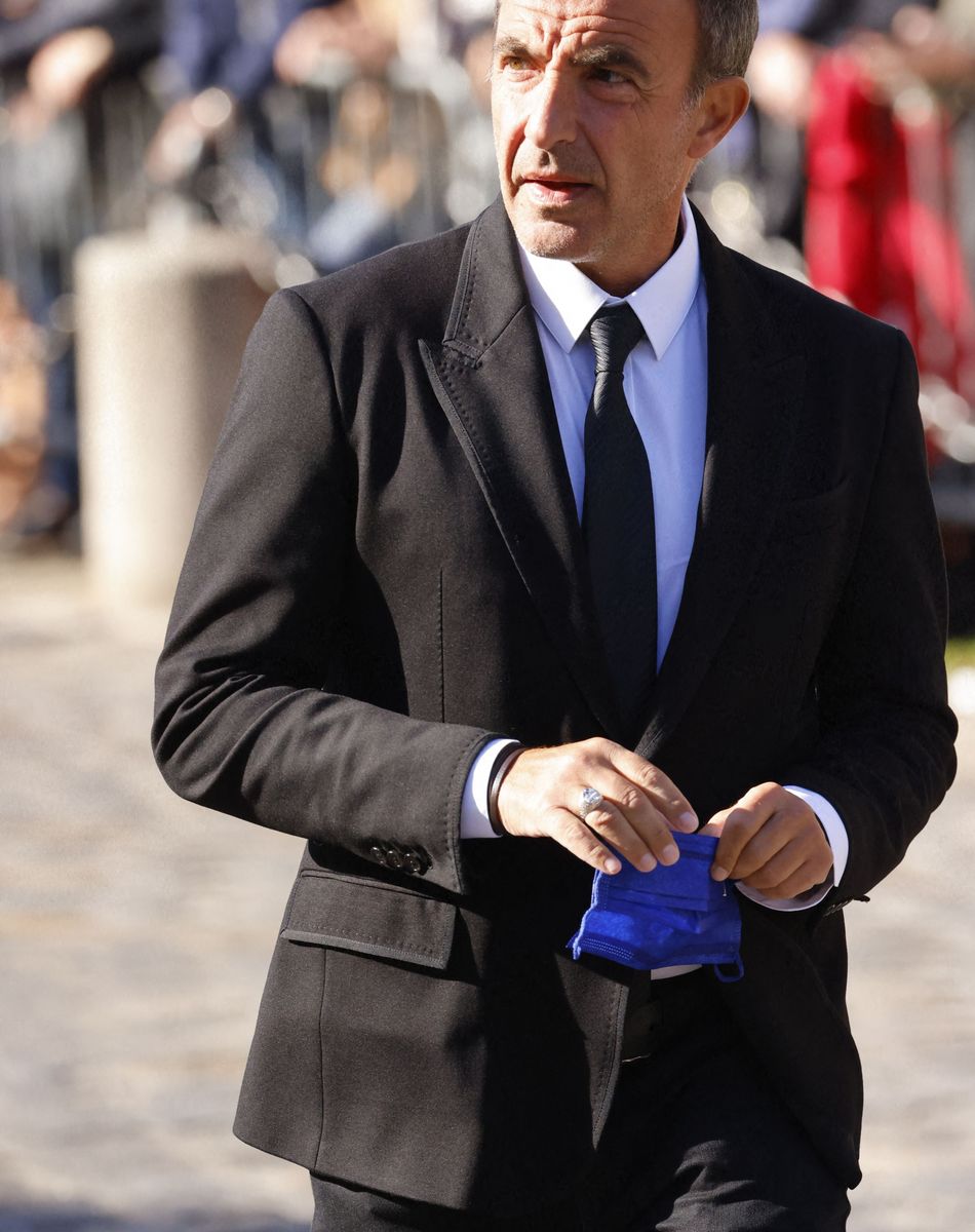Nikos Aliagas - Arrivées à la messe funéraire en hommage à Bernard Tapie en l'église Saint-Germain-des-Prés à Paris. Le 6 octobre 2021 © Jacovides-Moreau / Bestimage