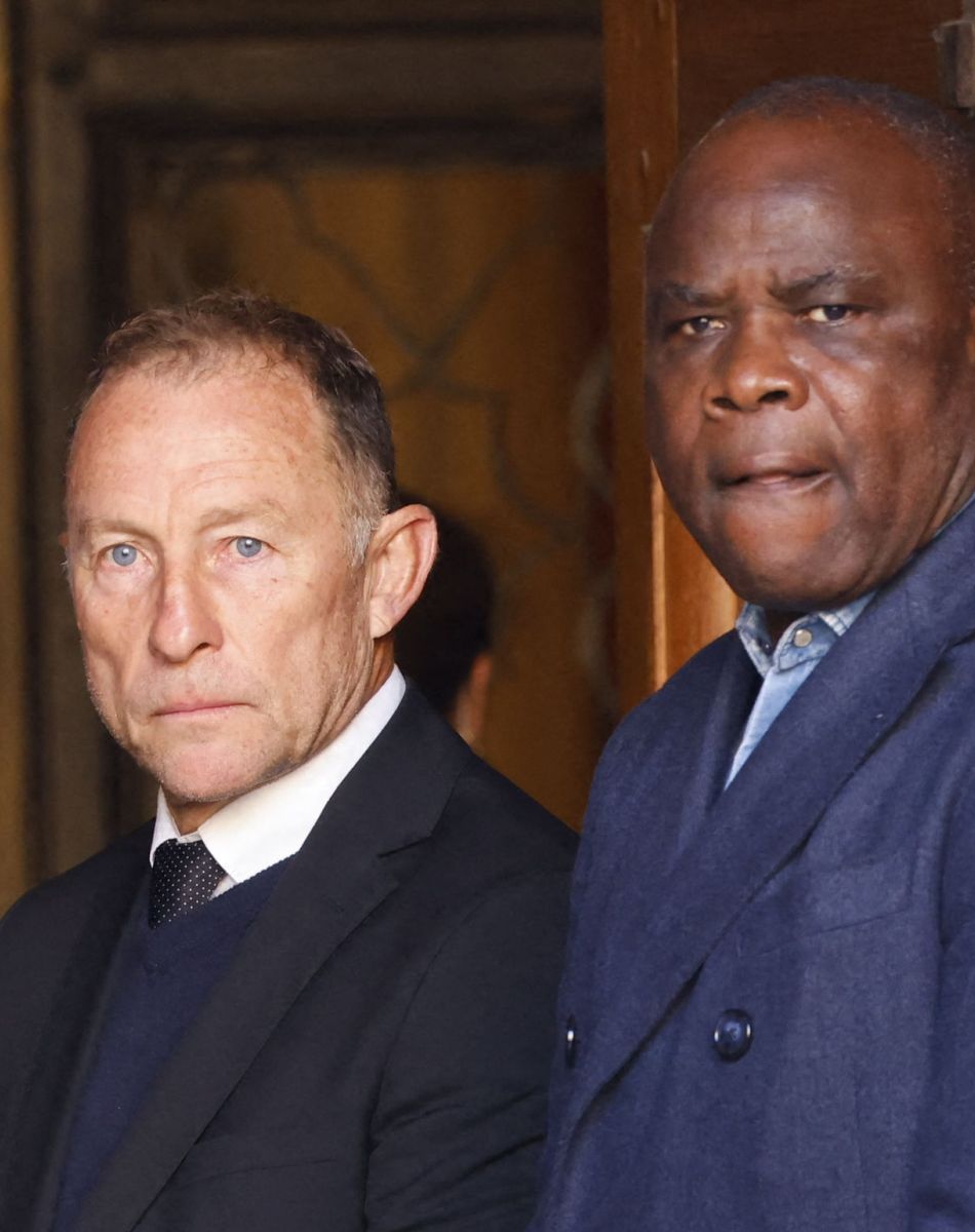 Jean-Pierre Papin, Basile Boli - Arrivées à la messe funéraire en hommage à Bernard Tapie en l'église Saint-Germain-des-Prés à Paris. Le 6 octobre 2021 © Jacovides-Moreau / Bestimage