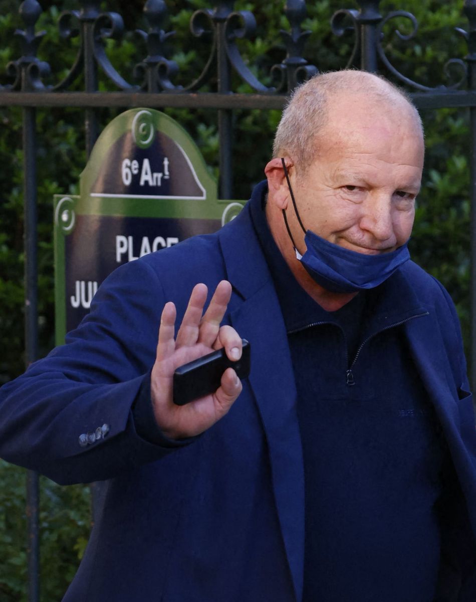 Rolland Courbis - Arrivées à la messe funéraire en hommage à Bernard Tapie en l'église Saint-Germain-des-Prés à Paris. Le 6 octobre 2021 © Jacovides-Moreau / Bestimage
